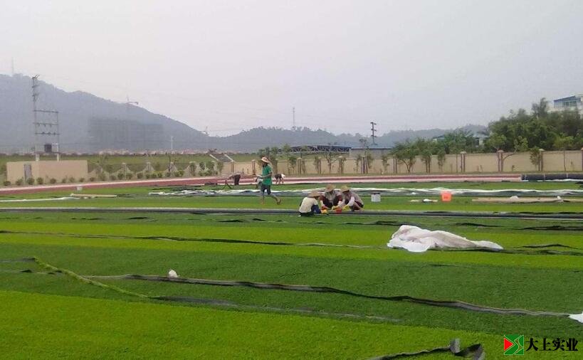 人造草足球場鋪設